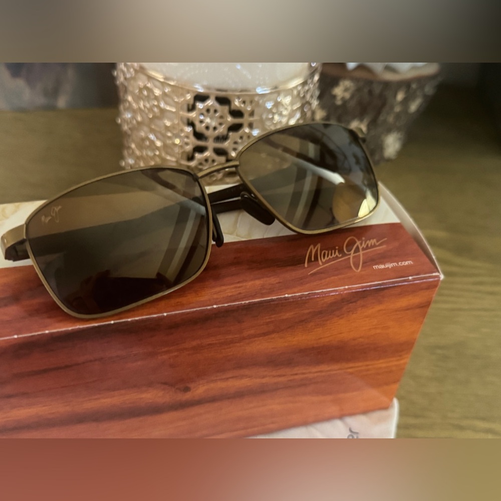 Excellent condition unisex Maui Jim Ka'ala rectangle polarized plus 2 sunglasses